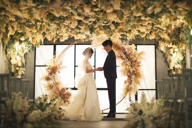 お花に包まれた空間でのフォトウェディング