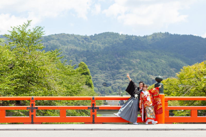 朱色の橋が緑とマッチしてます