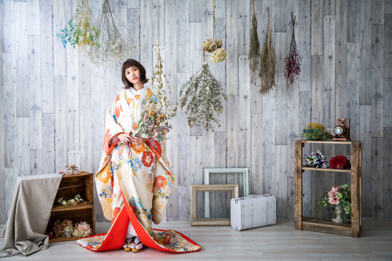 モダンテイストな衣装と相性バッチリのスタジオも準備