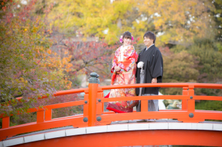 朱色の法正橋で京都らしさを...