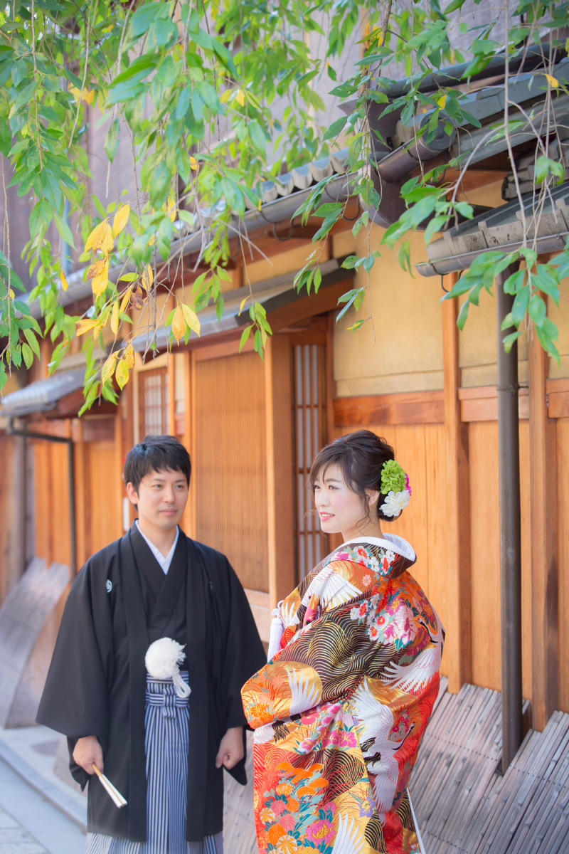 新婦様を優しく見つめる新郎様