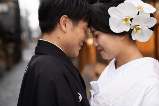 お花飾りが印象的で、とってもよくお似合いです！お花が引きつ立つように、アップで撮影をしました！色々なバリエーションで撮影させていただきます。