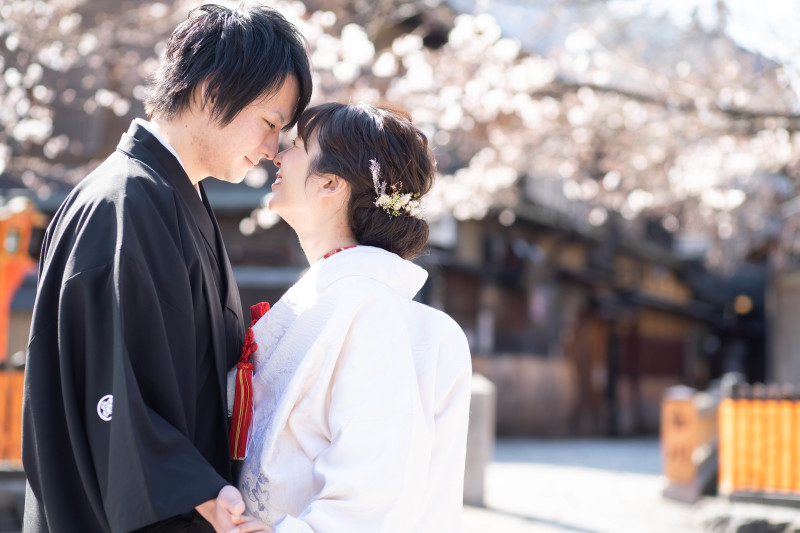 いつもよりも近い距離でも、お互いの照れた顔や雰囲気を楽しめて写真に残すことができますよ。