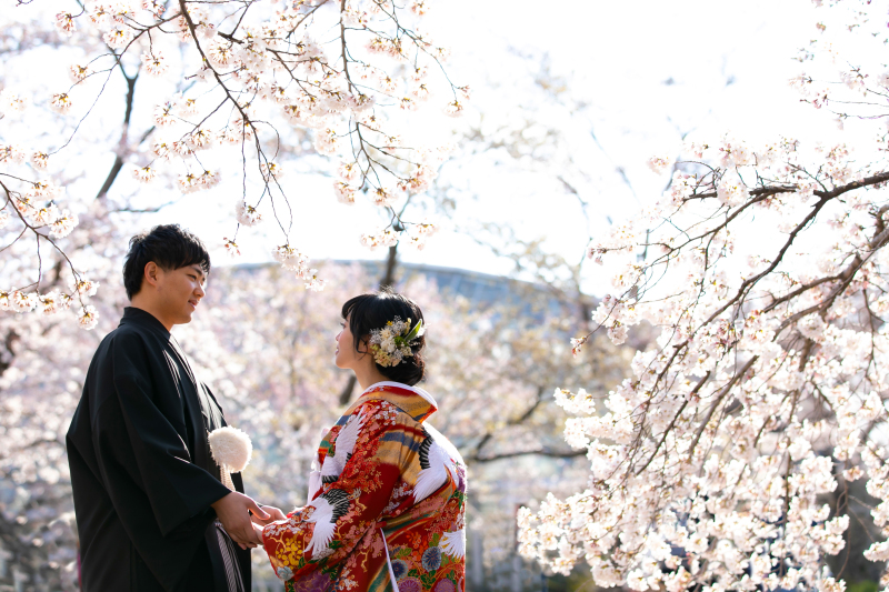 桜での撮影。楽しい写真も撮りつつ雰囲気のある写真も。四季折々の綺麗な自然をおさめながら撮影させて頂きます。京都らしさとはまた違った雰囲気で、たくさんの桜に囲まれたお二人がとても綺麗に見えます。