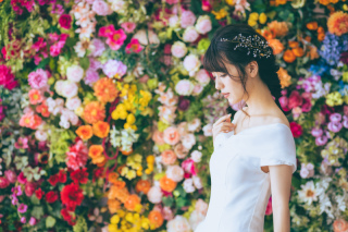 フラワーウォールでウェディングドレス撮影