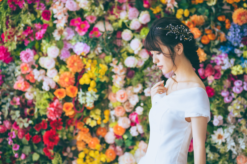 フラワーウォールでウェディングドレス撮影