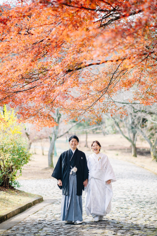朝早くからでしたが、終始笑顔の絶えないおふたりで最後まで楽しい雰囲気の撮影になりました。嵐山の美しい秋の風景と幸せそうなおふたりの姿、とても素敵です。