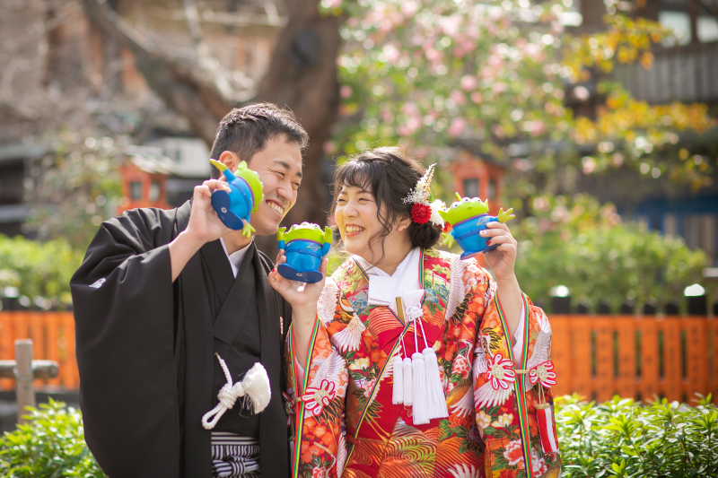 撮影アイテムなども自由にお持ちみ頂いて楽しく撮影。お二人の想い出の品や好きなものと一緒に撮影することで緊張も解けこちらのお二人のように自然な笑顔が溢れ出た瞬間を撮影できればと思います