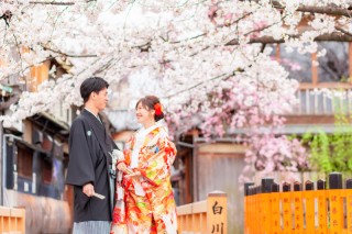 最初は少し緊張されていたようですが、すぐに慣れた様子で、いい笑顔になられました二人の会話中の自然な表情と、祇園の桜とのコラボレーションが素敵なお写真抜群のコンディションにテンション上がり気味で撮影