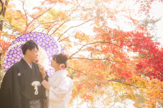 新郎新婦と紅葉の素敵な写真