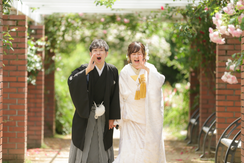 新緑の季節。
美しい緑と可愛い花に囲まれて無邪気なおふたりと
スタッフみんなで笑いあいながらの撮影でした。
たくさんのお持ち頂いたイメージをおふたりらしく僕らしく、
良い写真になったと思います