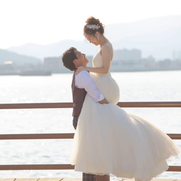 瀬戸内海をバックに