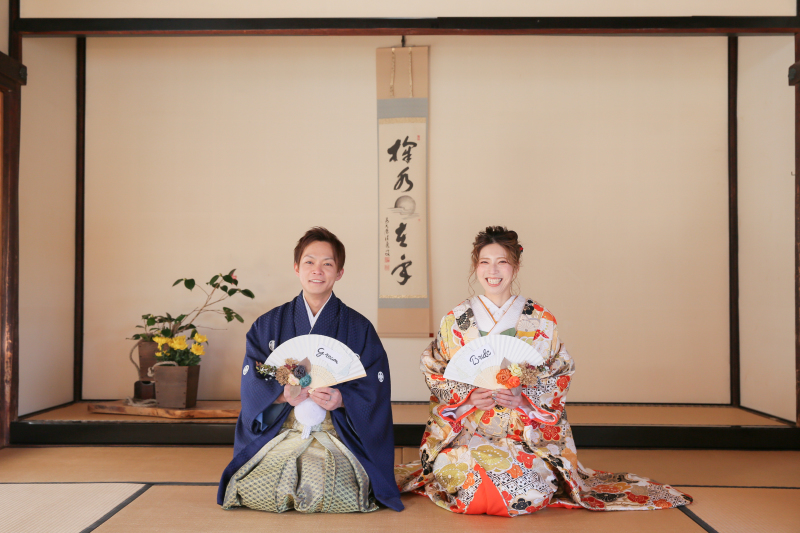 手作りの扇子をもって