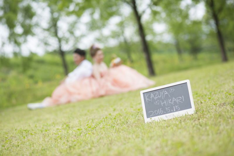 グリーンにも映えるオレンジドレス