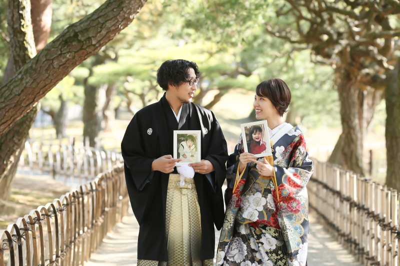 お互いの幼少期の写真を持ち寄って