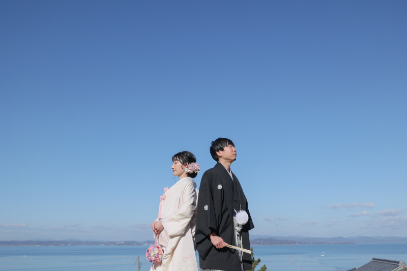 瀬戸内海をバックに