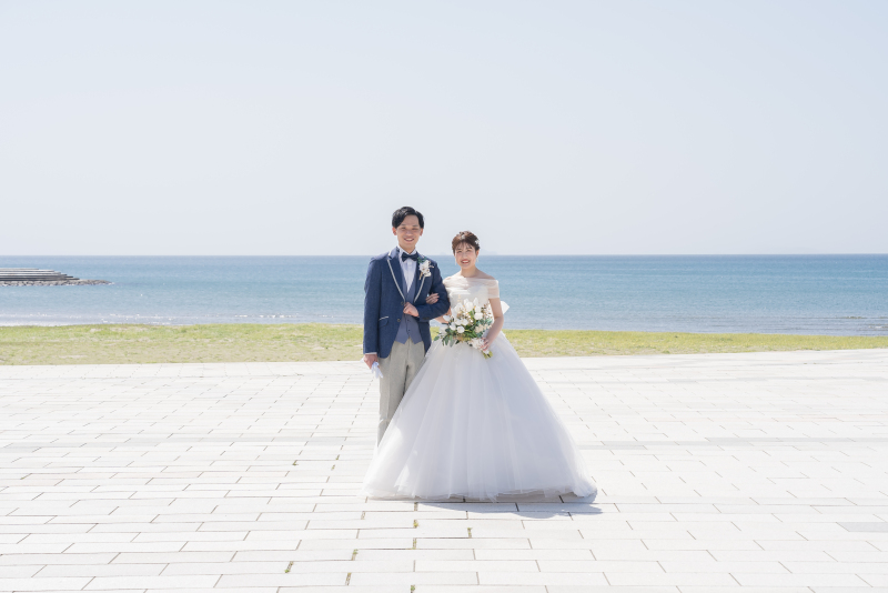 ウエディングドレスで海へ