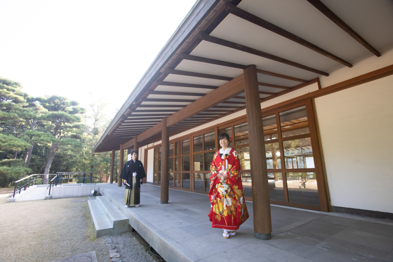 奨励館バックに