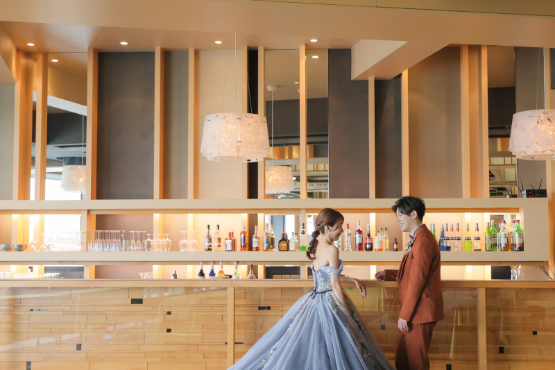 オシャレなバーカウンターで