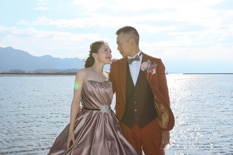 瀬戸内海をバックに