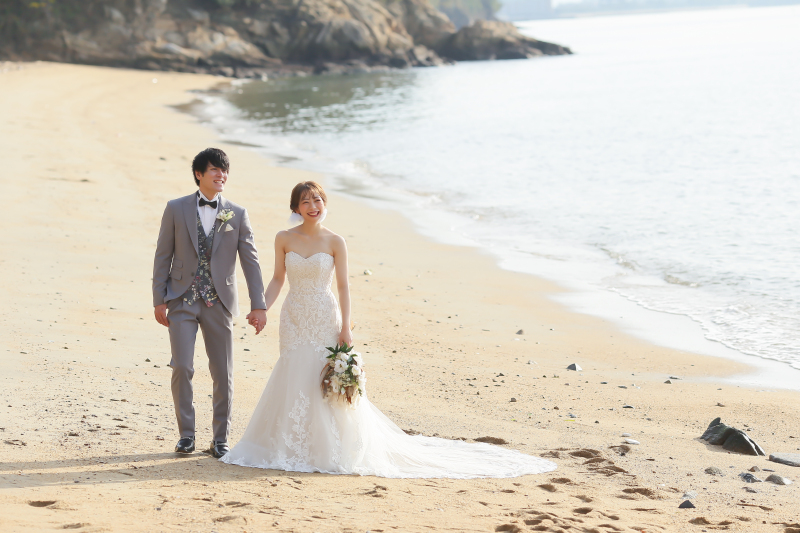 砂浜で手をつないで