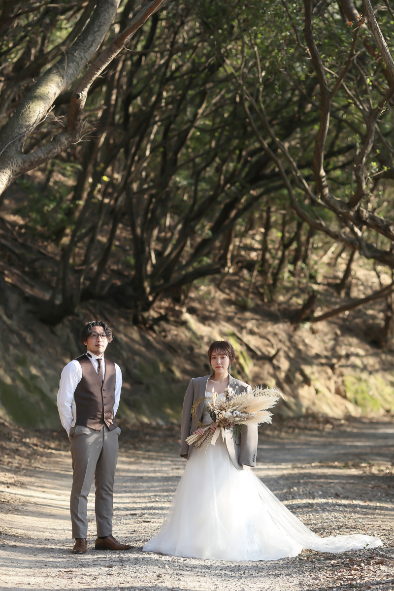 新郎様のジャケットを羽織って