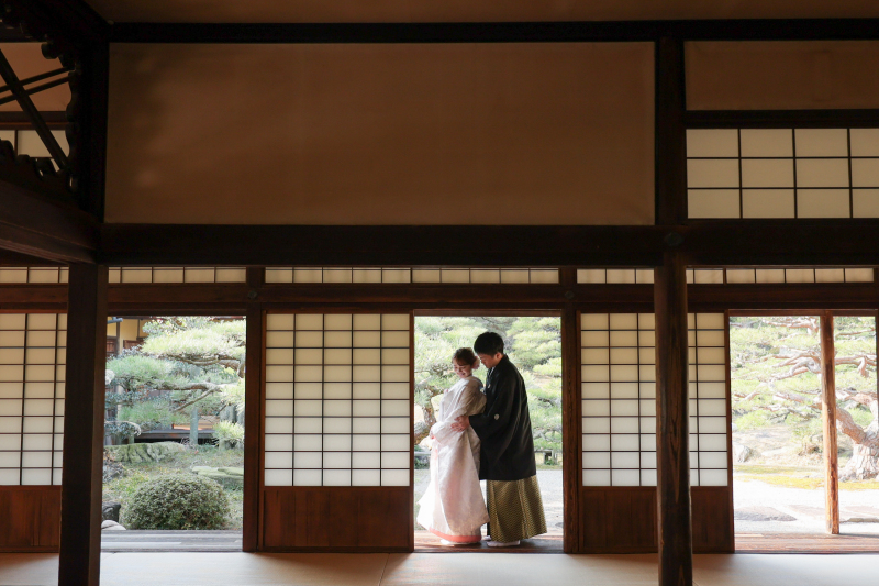 まずは菊月亭で紋付袴・白無垢!