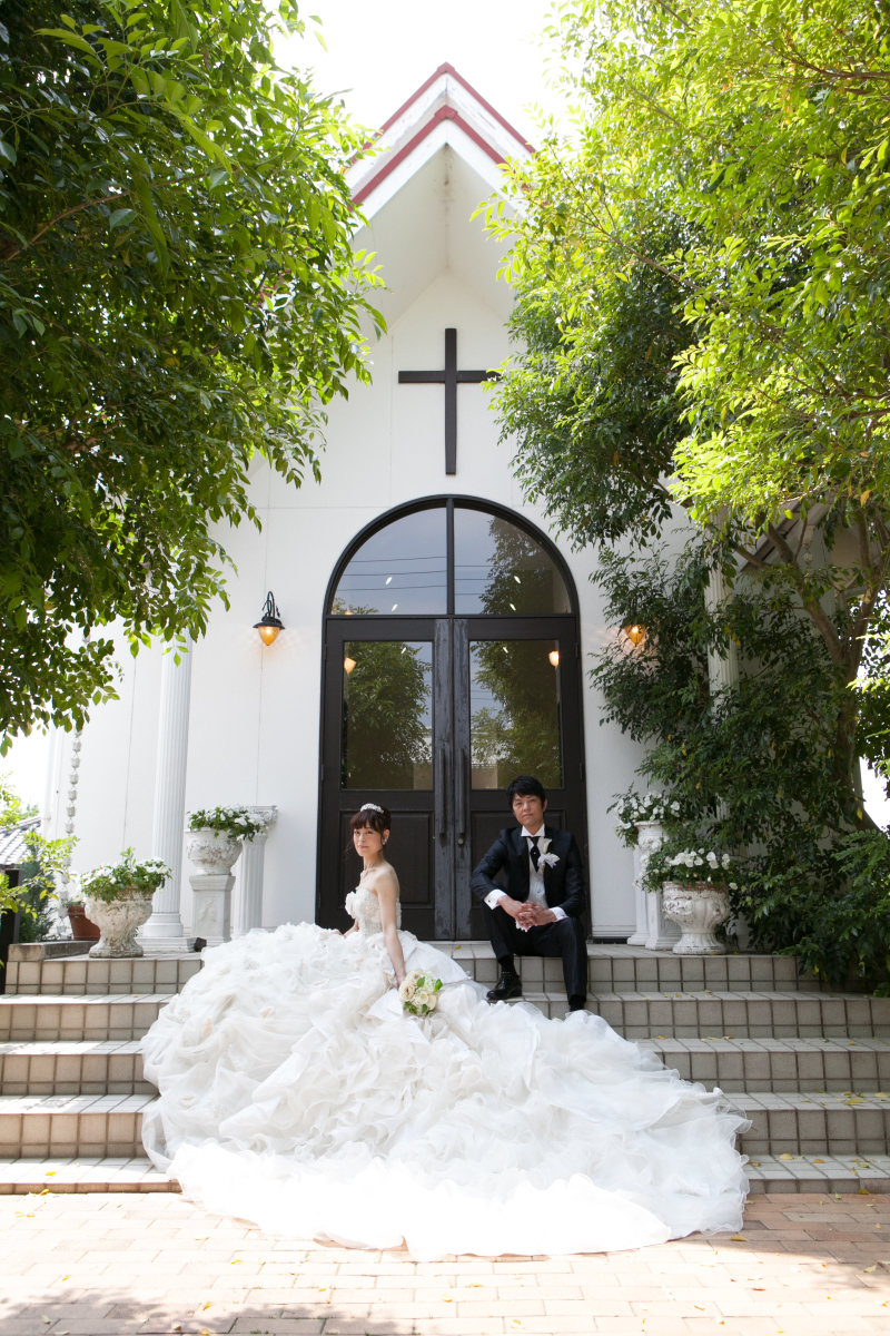 チャペルをバックに