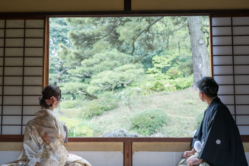 庭園を眺めるおふたり