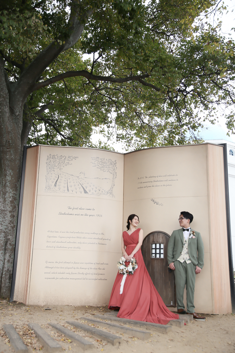 大きな本の前で