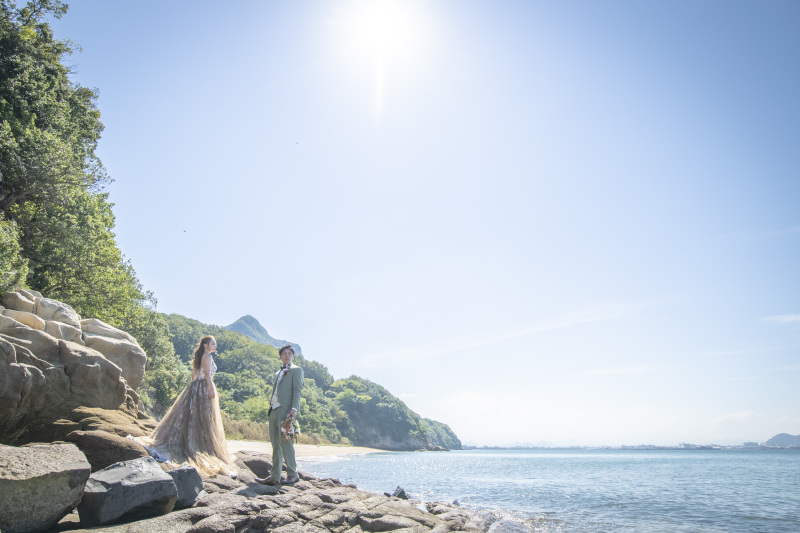 瀬戸内海をバックに