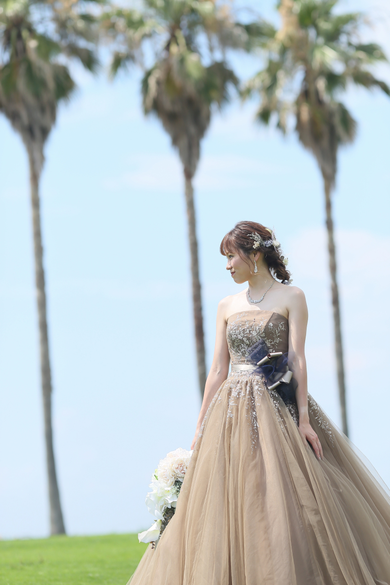 ブロンズ色の最新作カクテルドレス