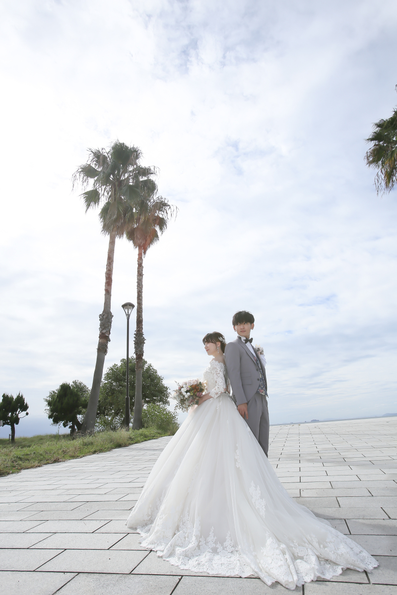 ウエディングドレスで海へ