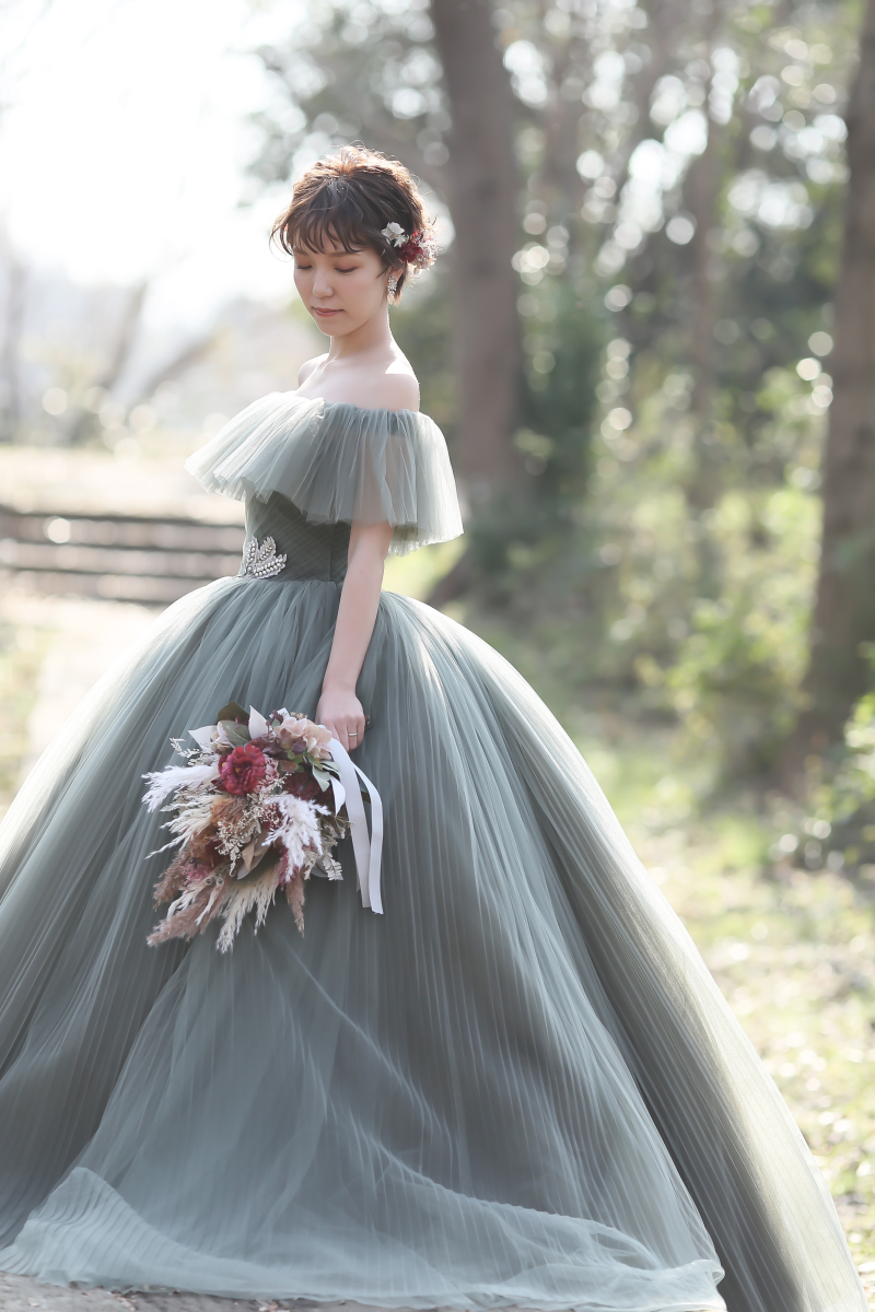 新品のカクテルドレスを着て