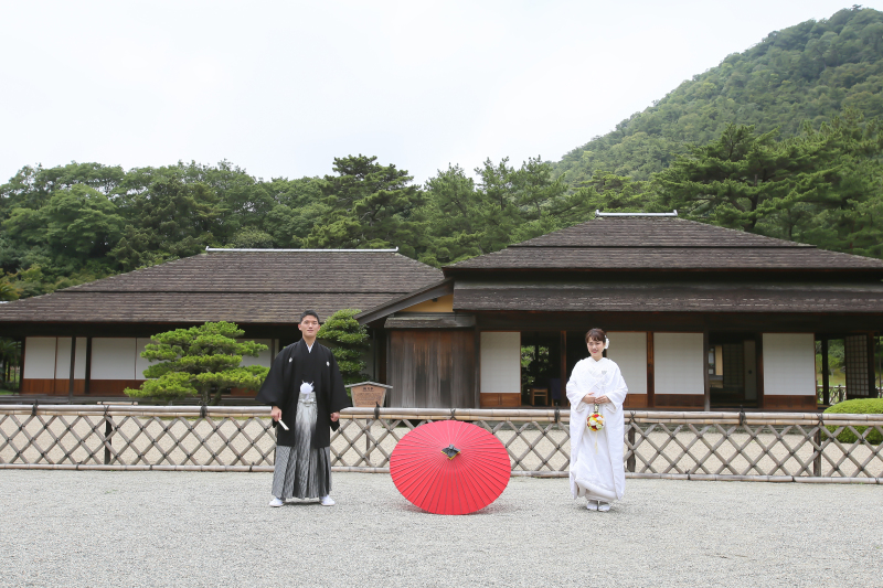 掬月亭を背景に