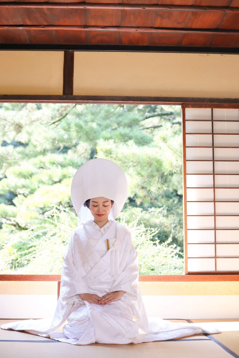 白無垢で綿帽子