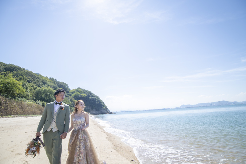 砂浜で手をつないで