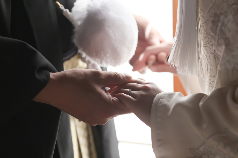 手を取り合って