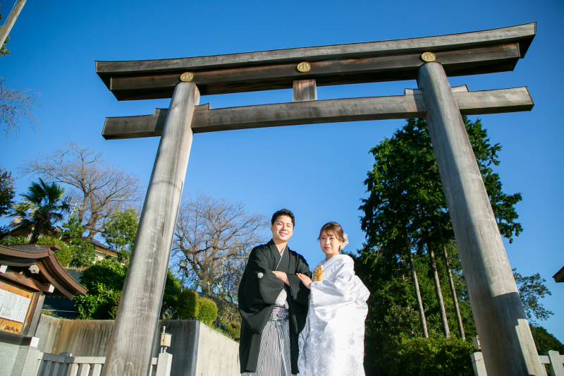 鳥居の前を背景に