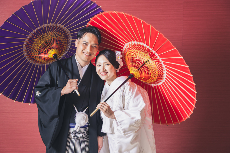 シンプルめ背景の赤壁で2ショット撮影から開始です