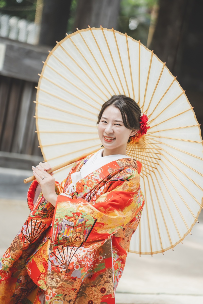 ご新婦様のソロカットは凛と美しく。色打掛が映える