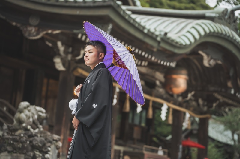青い番傘とご新郎様のソロカット
