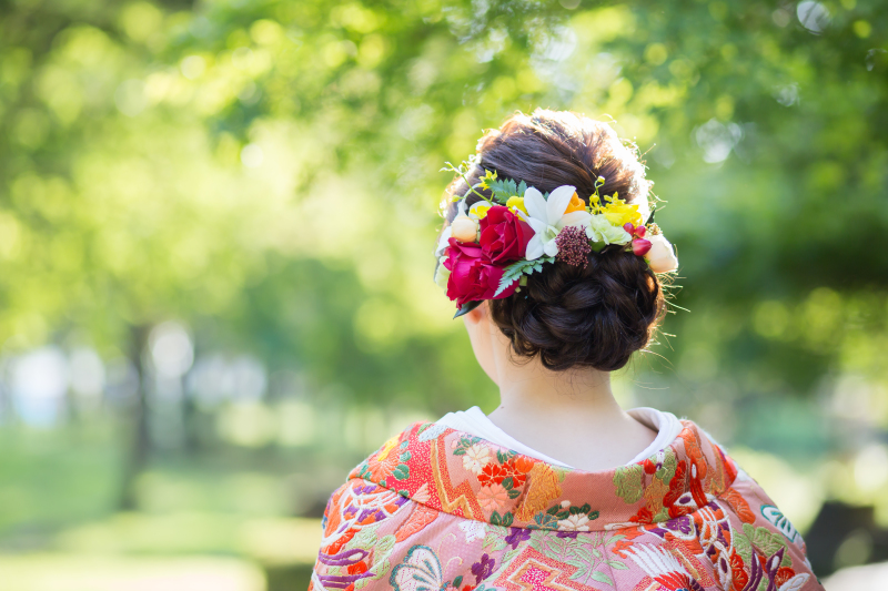 ヘアスタイルは生花を合わせて