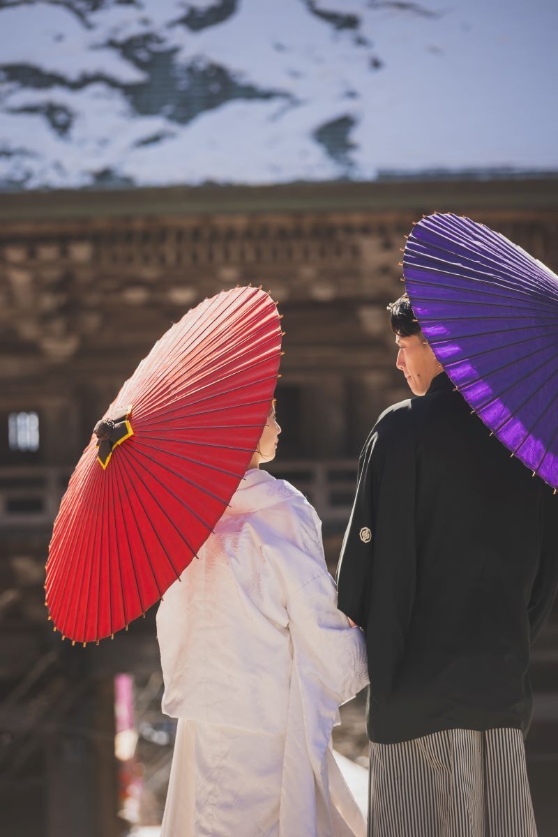 雪の残る門を背景に♡