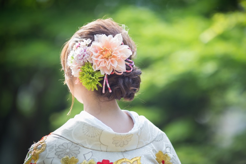 着物に合わせた髪飾りで
