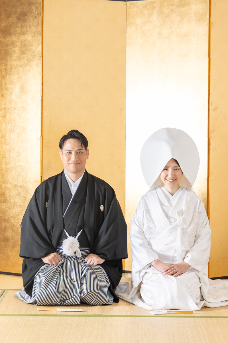 畳に金屏風。白無垢に綿帽子。相性◎の1枚。