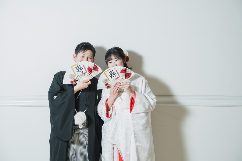 扇子を用いてシンプルな背景で