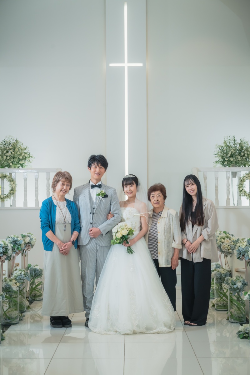 白亜のチャペルでは王道の、バージンロード上で