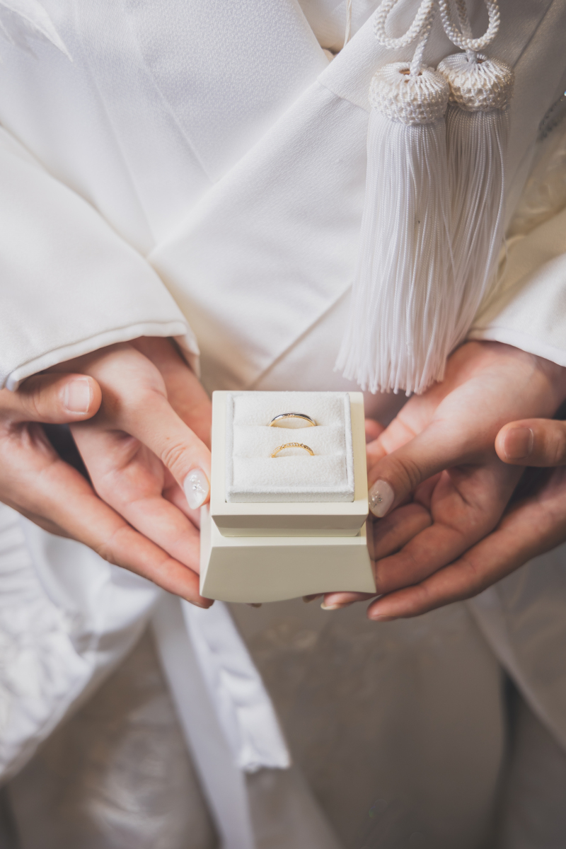 1枚目は赤と白のコントラストが素敵な一枚に