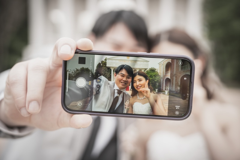 スマホ越しに